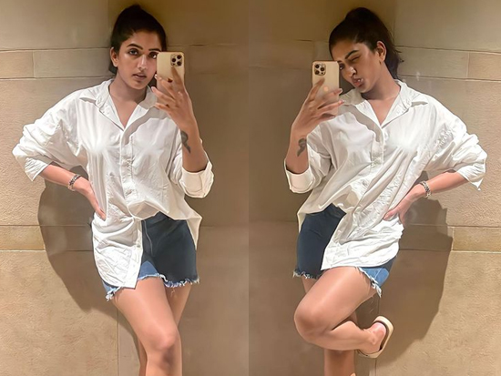 Stylish Mirror Selfies Of Eesha Rebba